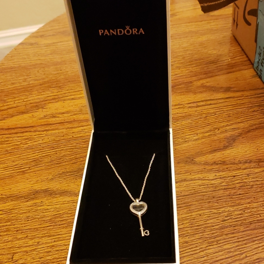 Pandora floating locket